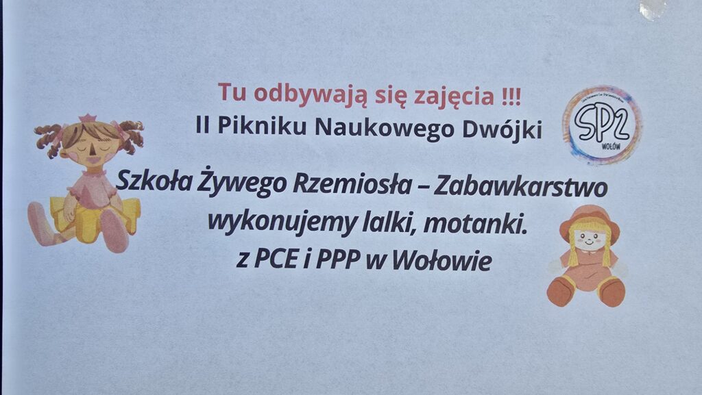 Biała kartka , na której jest informacja, że tu odbywają się zajęcia z rzemiosła.